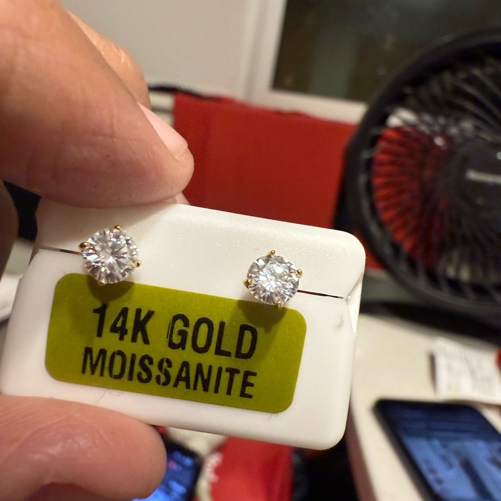 Real solid, 14k yellow gold Moissanite earring 1.00ctw - Picture 5 of 7